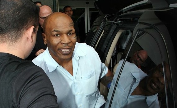 Tyson no desembarque no Aeroporto do Galeão