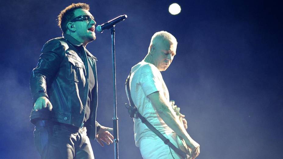 Bono e o baixista Adam Clayton no show do U2 em La Plata, Argentina, em 2 de abril de 2011
