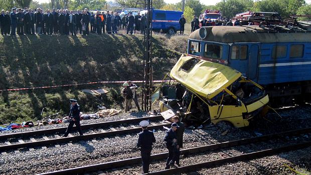 Ucrânia acidente trem e ônibus