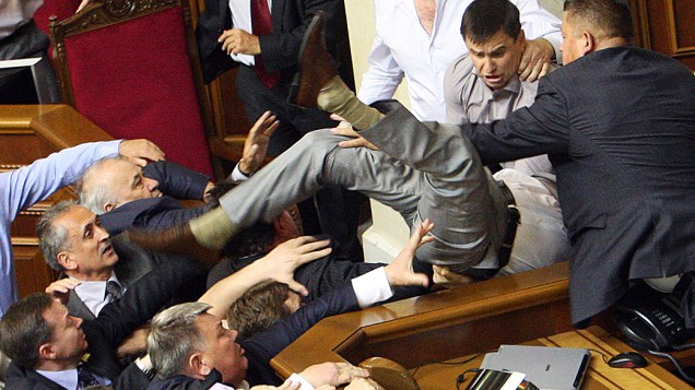 Na Ucrânia, discussão entre parlamentares termina em violência. Uma discussão sobre o uso da língua russa em algumas instituições terminou em violência