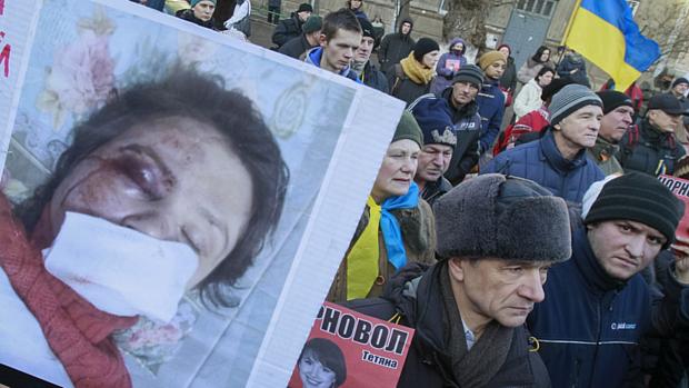 Manifestantes mostram foto da jornalista e ativista Tetyana Chornovil, espancada horas depois de publicar fotos sobre integrantes do governo na Ucrânia