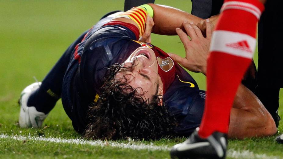 Zagueiro Puyol sofre grave lesão no braço na partida entre Benfica e Barcelona, no estádio da Luz em Lisboa