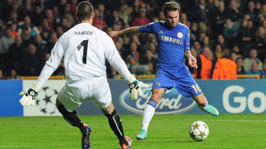 Juan Mata, do Chelsea (uniforme azul), marcou duas vezes contra o Nordsjaelland em Copenhague