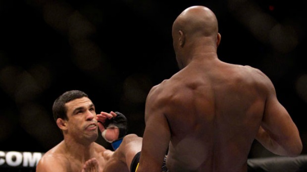 Anderson Silva nocauteia Vitor Belfort no UFC 126