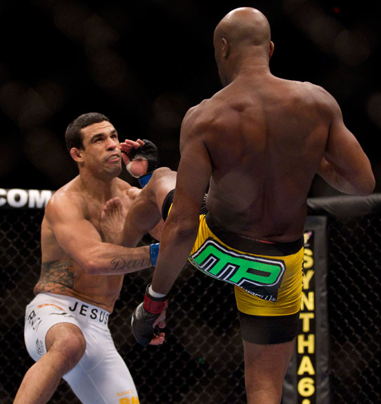 Anderson Silva acerta chute que levou Vitor Belfort a nocaute técnico no UFC 126