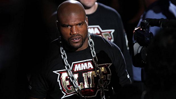 UFC 135: Rampage Jackson (foto) entrando para a luta contra Jon Jones; o americano uiva como lobo