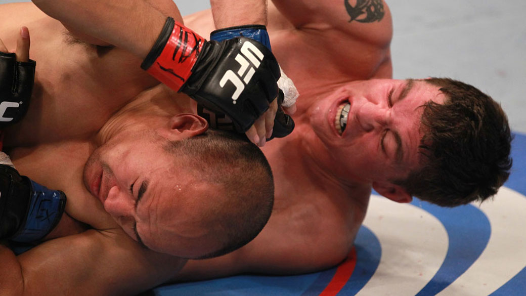 Tiequan Zhang e Darren Elkins lutam durante o UFC 136, nos Estados Unidos - 08/10/2011
