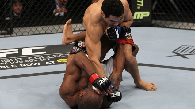 Danny Castillo acerta soco em Shamar Bailey, durante o UFC 139, na Califórnia - 20/11/2011
