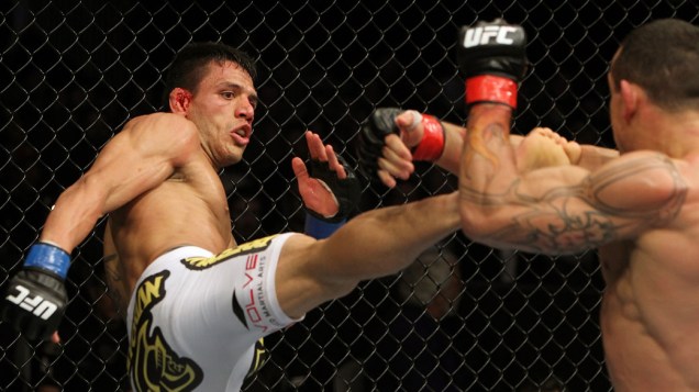 Rafael dos Anjos acerta chute em Gleison Tibau, durante o UFC 139, na Califórnia - 20/11/2011