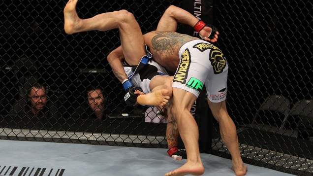 Os brasileiros Rafael dos Anjos e Gleison Tibau durante o UFC 139, na Califórnia - 20/11/2011
