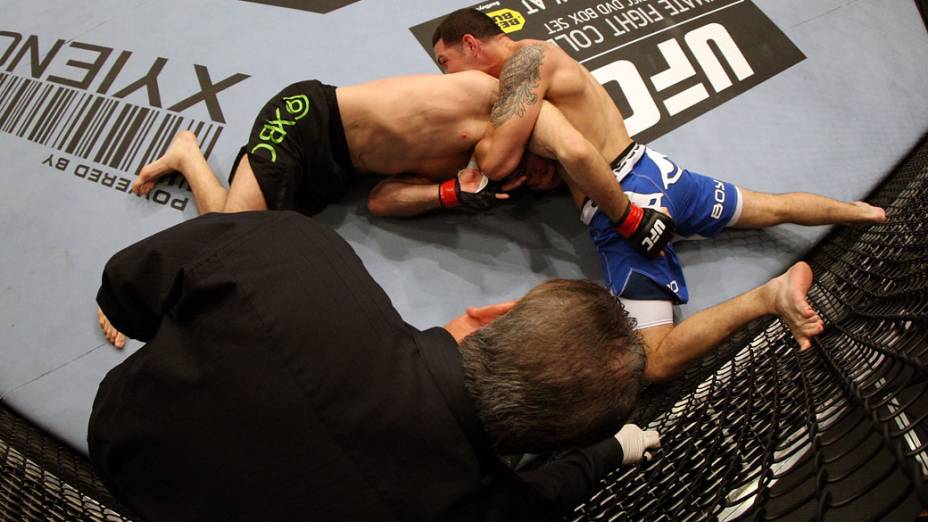 Chris Weidman segura Tom Lawlor, durante luta no UFC 139, na Califórnia