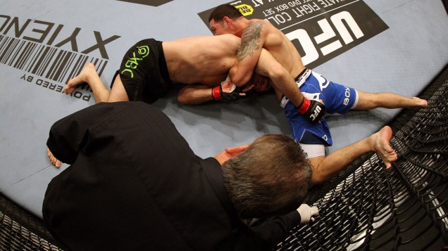 Chris Weidman segura Tom Lawlor, durante luta no UFC 139, na Califórnia - 20/11/2011