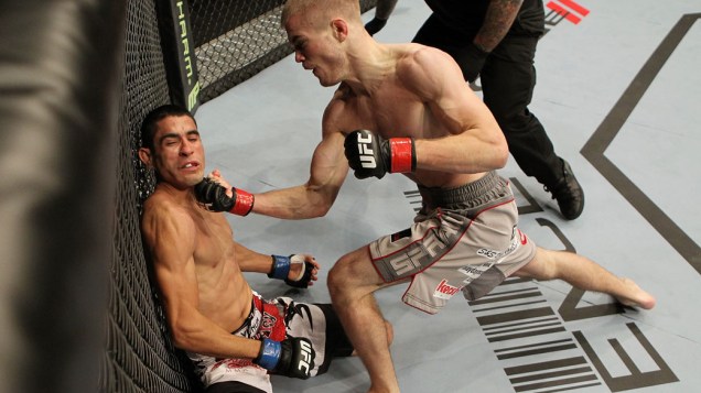 Michael McDonald acerta soco em Alex Soto e vence por nocaute, durante o UFC 139, na Califórnia - 20/11/2011