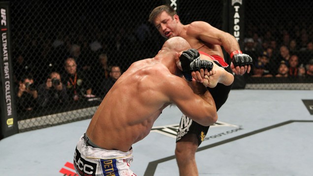 Stephan Bonnar tem o chute bloqueado por Kyle Kingsbury, durante o UFC 139, na Califórnia - 20/11/2011