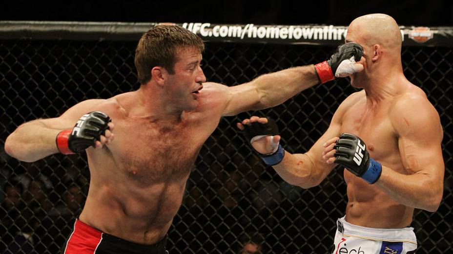 Stephan Bonnar acerta soco em Kyle Kingsbury, durante o UFC 139, na Califórnia - 20/11/2011