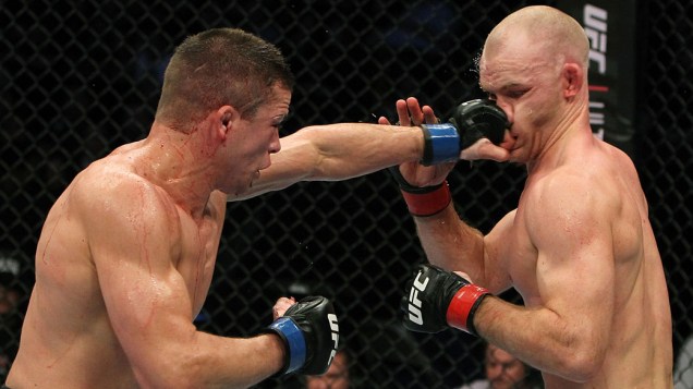 Rick Story acerta soco em Martin Kampmann,  durante o UFC 139, na Califórnia - 20/11/2011