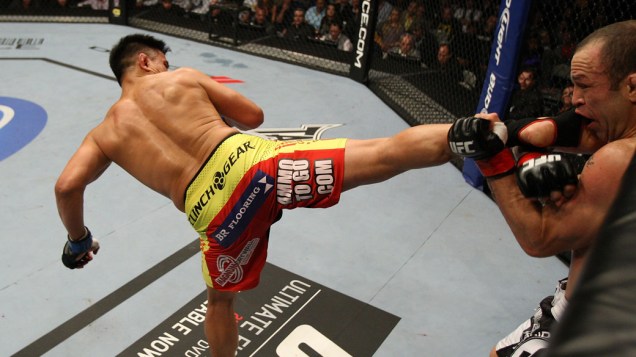 Cung Le acerta chute no brasileiro Wanderlei Silva, durante o UFC 139, na Califórnia - 20/11/2011