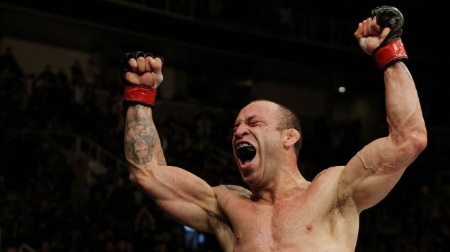 O brasileiro Wanderlei Silva comemora a vitória contra Cung Le, durante o UFC 139, na Califórnia - 20/11/2011