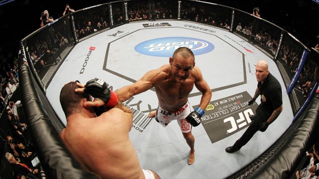 Dan Henderson acerta soco no brasileiro Maurício "Shogun" Rua, durante o UFC 193, na Califórnia - 20/11/2011