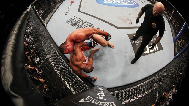 O brasileiro Maurício "Shogun" Rua acerta série de golpes em Dan Henderson, durante o UFC 193, na Califórnia. Apesar dos ataques do brasileiro, Henderson venceu a luta por pontos - 20/11/2011