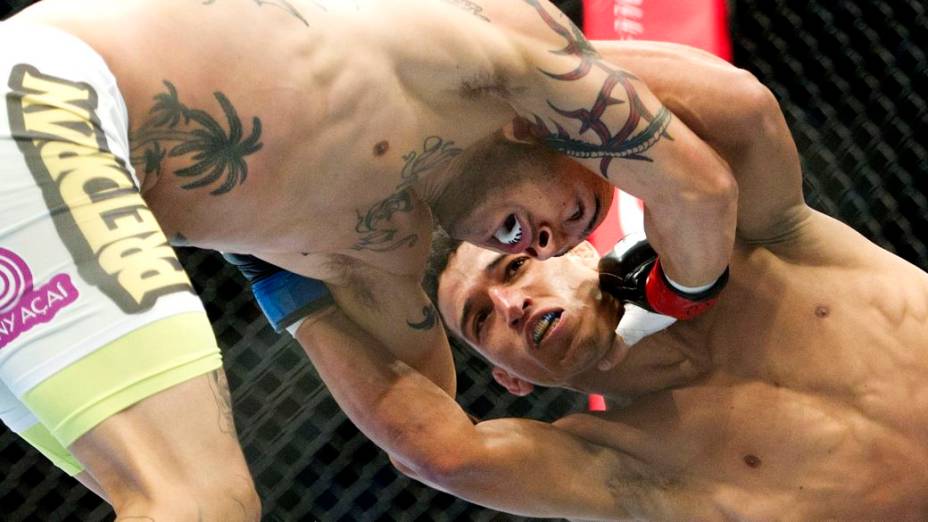 O brasileiro Charles do Bronx (luvas azuis) foi derrotado pelo americano Cub Swanson no UFC 152, em Toronto