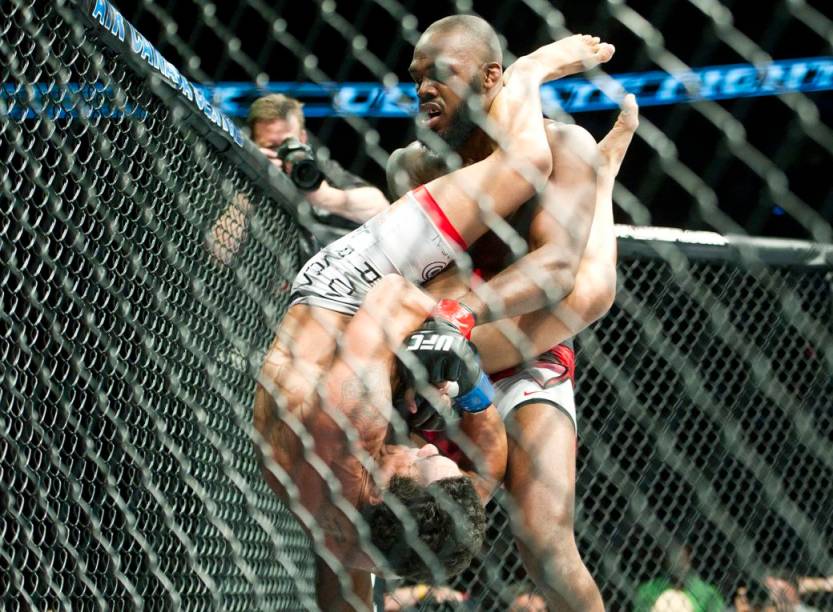 Jon Jones contra Vitor Belfort no UFC 152, em Toronto