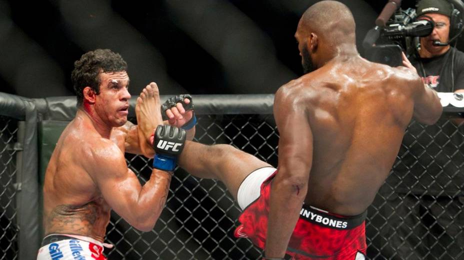 Jon Jones contra Vitor Belfort no UFC 152, em Toronto