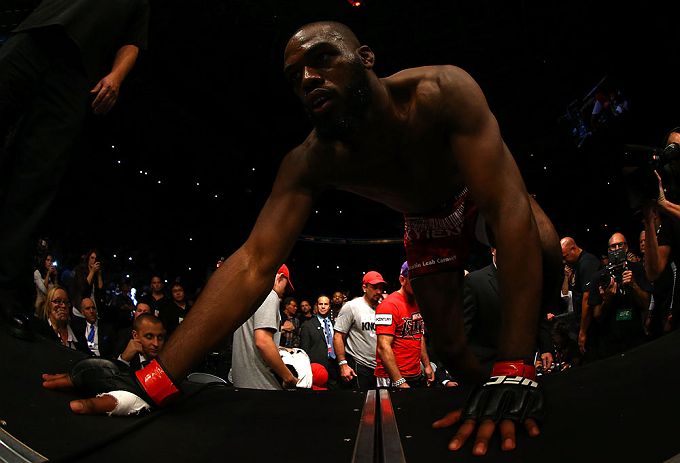 Jon Jones contra Vitor Belfort no UFC 152, em Toronto