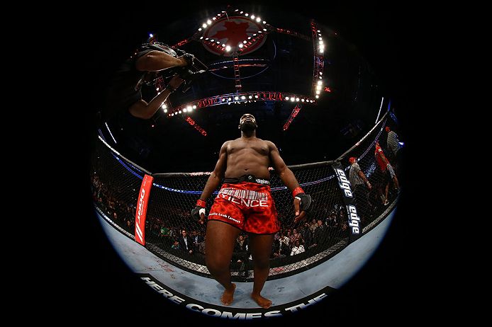 Jon Jones contra Vitor Belfort no UFC 152, em Toronto