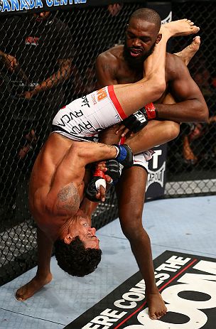Jon Jones contra Vitor Belfort no UFC 152, em Toronto