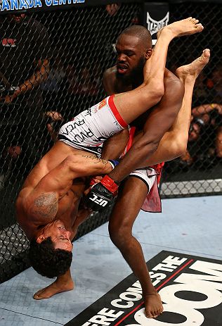 Jon Jones contra Vitor Belfort no UFC 152, em Toronto