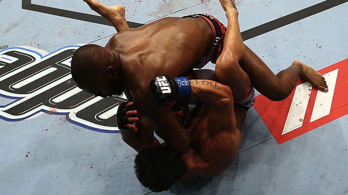 Jon Jones contra Vitor Belfort no UFC 152, em Toronto