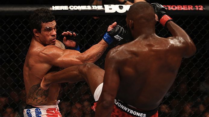 Jon Jones contra Vitor Belfort no UFC 152, em Toronto