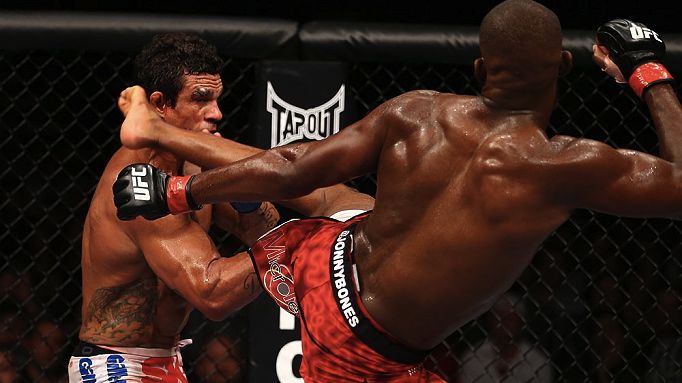 Jon Jones contra Vitor Belfort no UFC 152, em Toronto