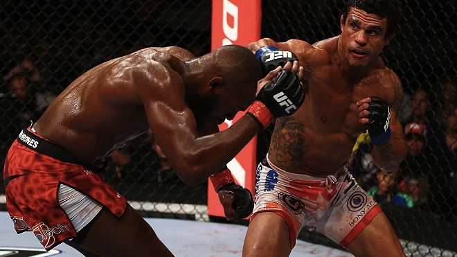 Jon Jones contra Vitor Belfort no UFC 152, em Toronto