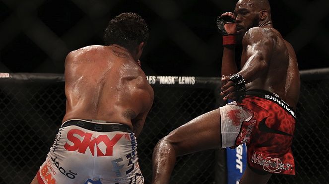 Jon Jones contra Vitor Belfort no UFC 152, em Toronto