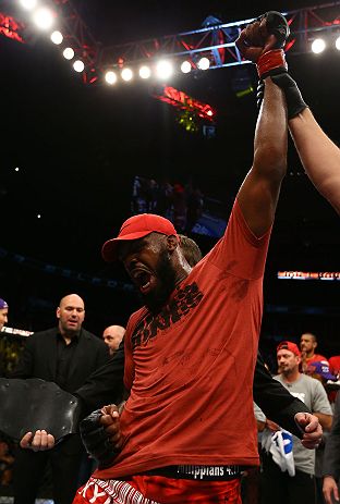 Jon Jones contra Vitor Belfort no UFC 152, em Toronto