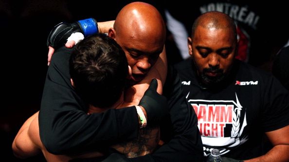 Anderson Silva abraça Rodrigo Damm no UFC 154, em Montreal, no Canadá