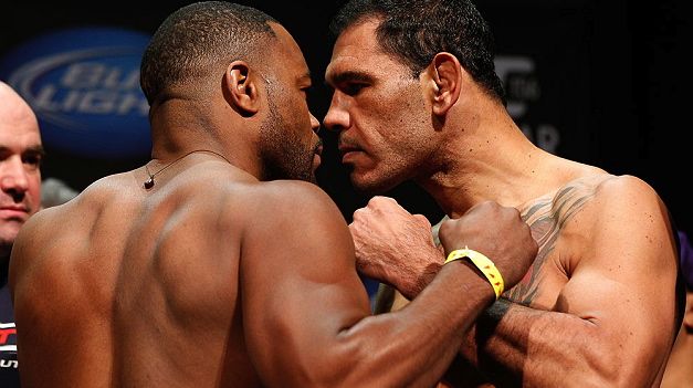 Rashad Evans e Rogério Minotouro Nogueira na pesagem do UFC 156, em Las Vegas