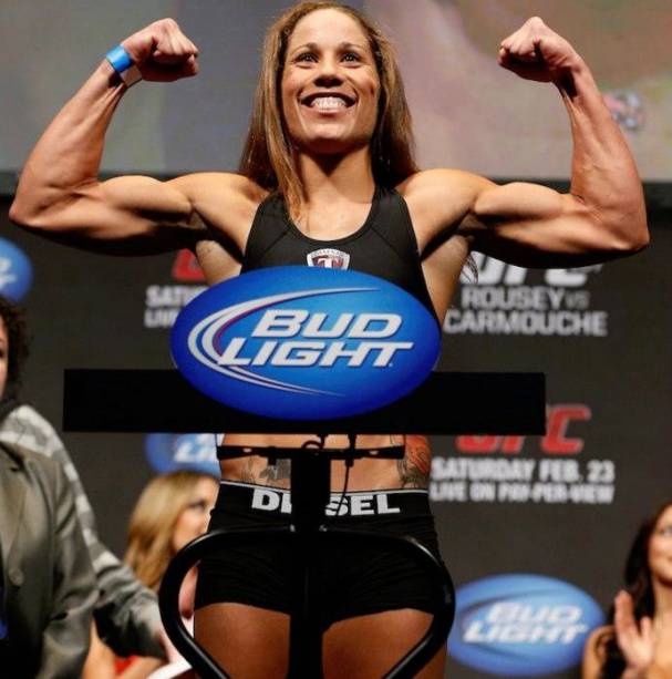 Liz Carmouche na pesagem para o UFC 157