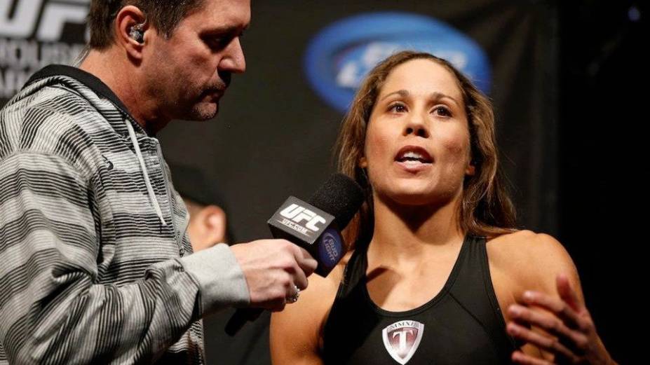 Liz Carmouche na pesagem para o UFC 157