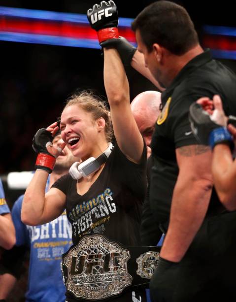 Ronda Rousey derrota Liz Carmouche na primeira luta feminina do UFC, em Anaheim, na Califórnia