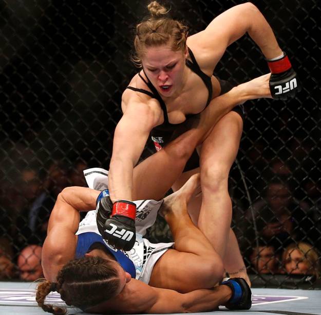 Ronda Rousey derrota Liz Carmouche na primeira luta feminina do UFC, em Anaheim, na Califórnia