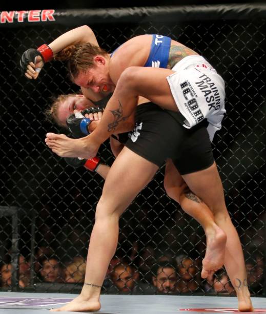 Ronda Rousey derrota Liz Carmouche na primeira luta feminina do UFC, em Anaheim, na Califórnia