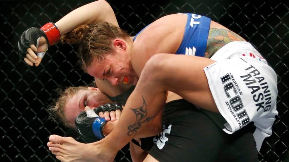 Ronda Rousey derrota Liz Carmouche na primeira luta feminina do UFC, em Anaheim, na Califórnia