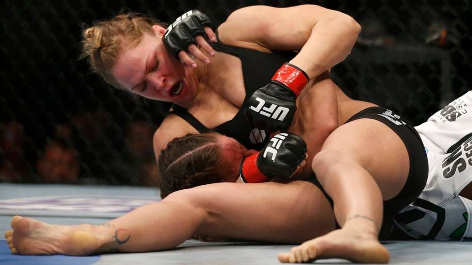 Ronda Rousey derrota Liz Carmouche na primeira luta feminina do UFC, em Anaheim, na Califórnia