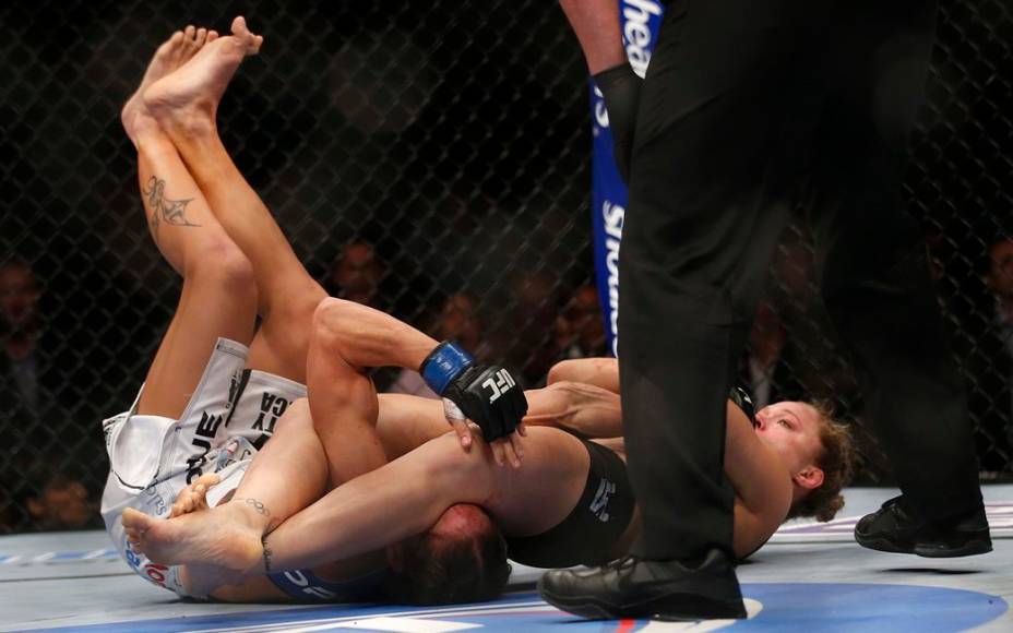 Ronda Rousey derrota Liz Carmouche na primeira luta feminina do UFC, em Anaheim, na Califórnia