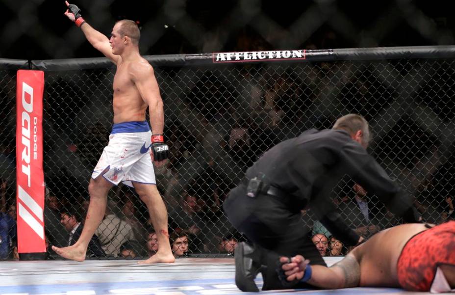 UFC 160: Júnior Cigano nocauteia Mark Hunt