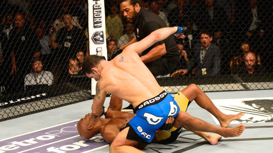 Anderson Silva é nocauteado por Chris Weidman no UFC 162, em Las Vegas