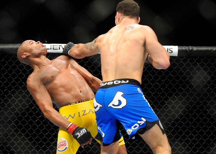 Anderson Silva é nocauteado por Chris Weidman no UFC 162, em Las Vegas